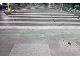 Światło w chodniku dla pieszych zapatrzonych w telefony komórkowe
