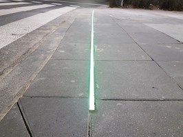 Światło w chodniku dla pieszych zapatrzonych w telefony komórkowe