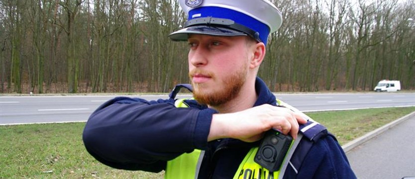 Mundury policyjne wyposażone w kamery. Urządzenia już działają