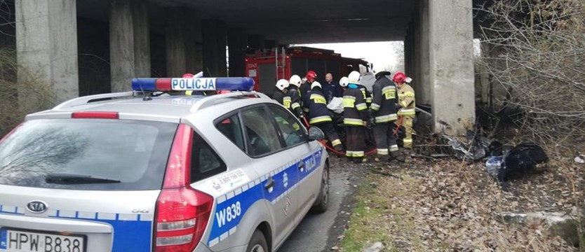 Wypadek pod wiaduktem Chociwelki. Po uderzeniu auta w słup zginął kierowca