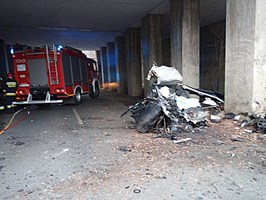 Wypadek pod wiaduktem Chociwelki. Po uderzeniu auta w słup zginął kierowca