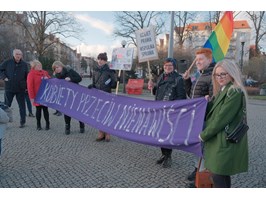 Kobiety przeciwko nienawiści. Manifestowały na pl. Grunwaldzkim