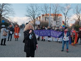 Kobiety przeciwko nienawiści. Manifestowały na pl. Grunwaldzkim