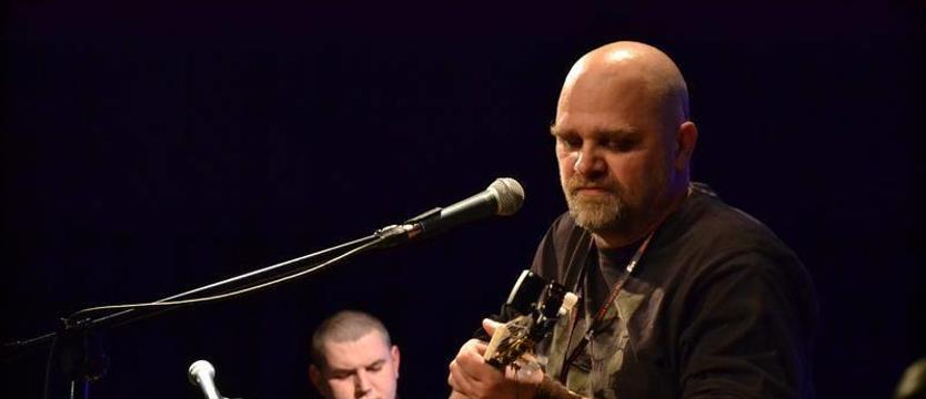 Wrażliwy twardziel z gitarą