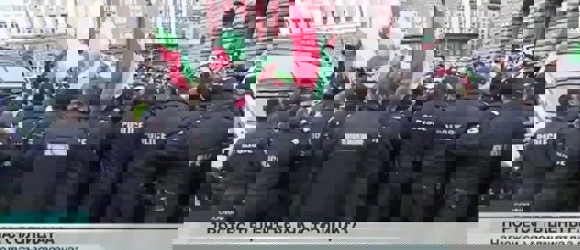 Policjanci sami ucierpieli od... gazu łzawiącego