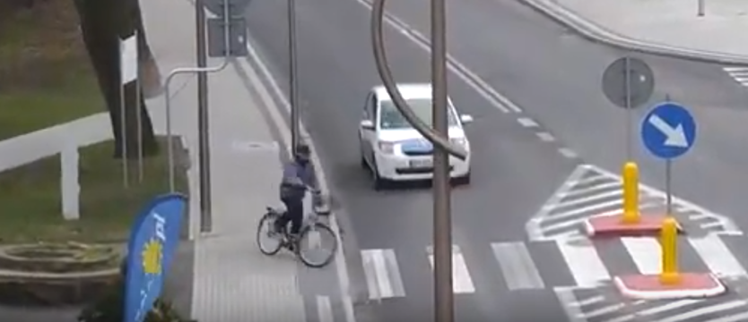 Kaskaderski manewr rowerzysty