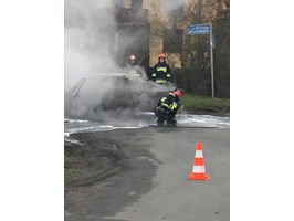 Samochód w płomieniach w Wielgowie