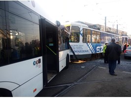 Poważny wypadek w centrum. Zderzenie tramwaju z autobusem