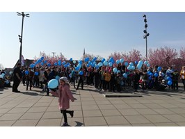 Światowy Dzień Wiedzy nt. Autyzmu. Niebiesko na placu Solidarności