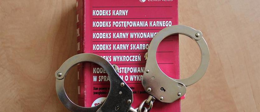 Znęcał się nad żoną, a potem próbował przekupić policjantów