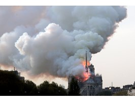 Pożar średniowiecznej katedry Notre Dame