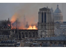 Pożar średniowiecznej katedry Notre Dame