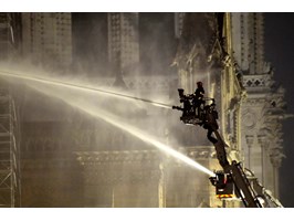 Pożar katedry Notre Dame opanowany. Zostanie ona odbudowana