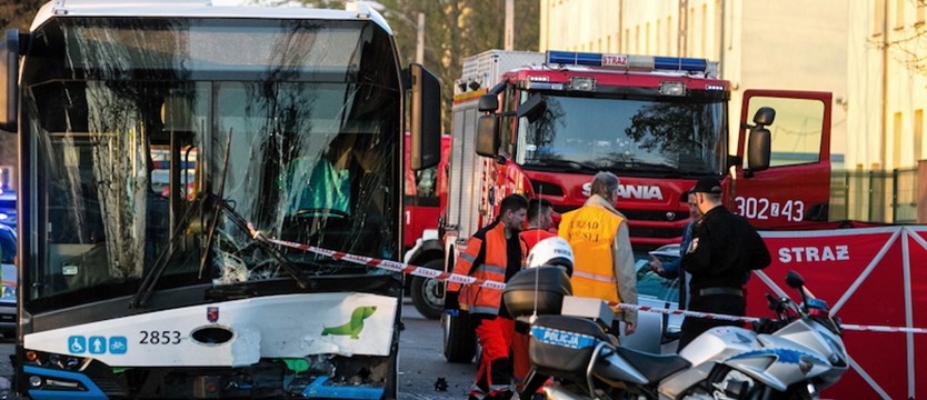 Jedna osoba zginęła, a 12 zostało rannych w zderzeniu samochodu z autobusem