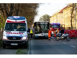 Jedna osoba zginęła, a 12 zostało rannych w zderzeniu samochodu z autobusem