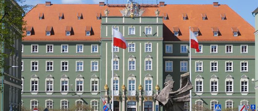 Jak w majówkę pracują urzędy?