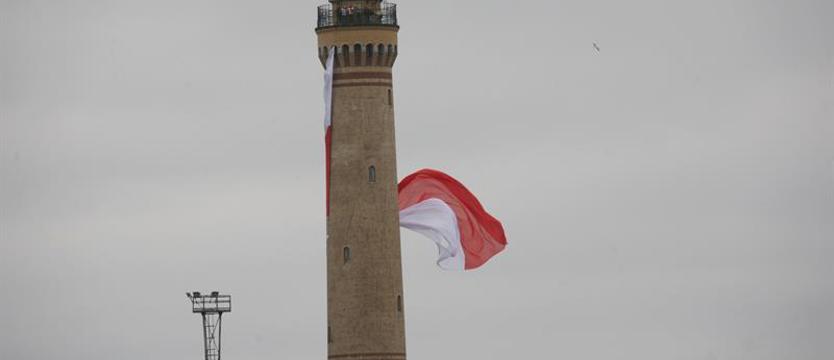 Gigant nie powisiał. Wiatr porwał flagę