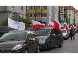 Biało-czerwona kolumna aut na szczecińskich ulicach
