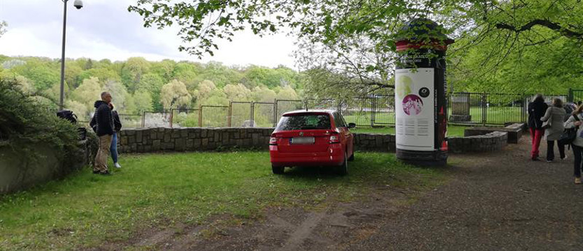 Jak wjechał, tak stoi