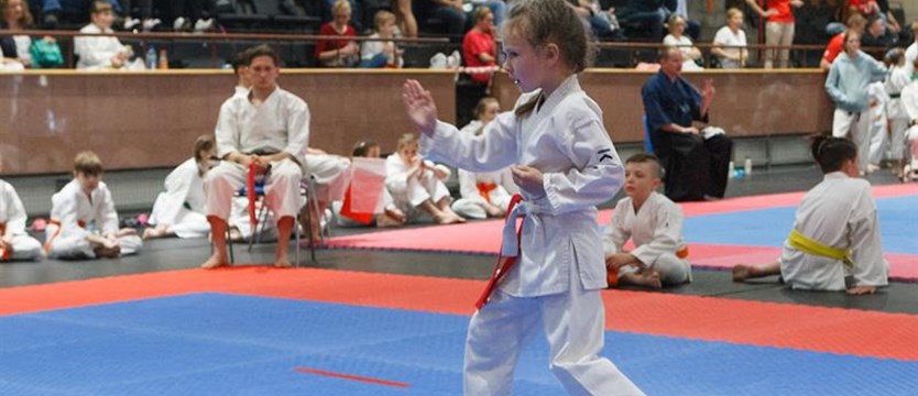 Karate. Pomerania z workiem medali
