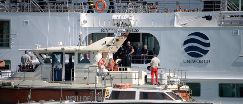 Wielki wycieczkowiec podczas cumowania w Wenecji uderzył w dok i statek z turystami
