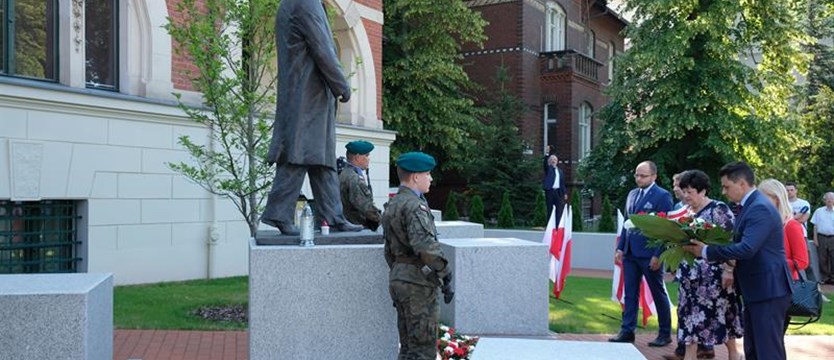 Złożyli kwiaty przed pomnikiem Lecha Kaczyńskiego