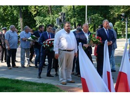 Złożyli kwiaty przed pomnikiem Lecha Kaczyńskiego