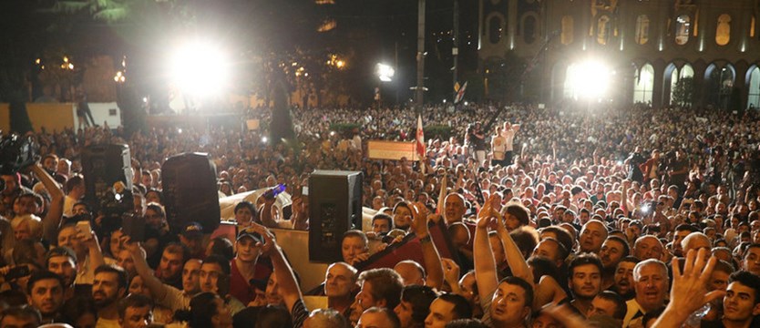 Tysiące protestujących szturmowało gruziński parlament