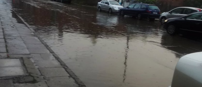 Zalane ulice, pootwierane studzienki