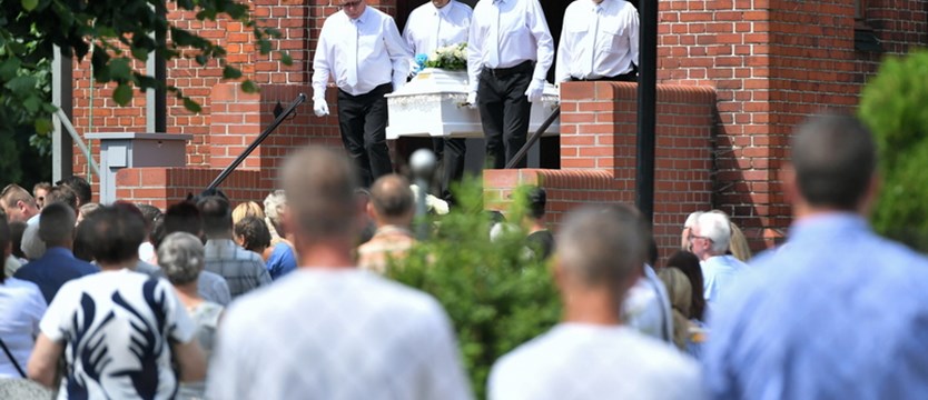 Pogrzeb 10-letniej Kristiny na cmentarzu w Żarowie