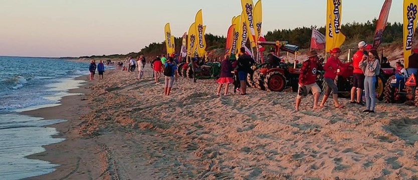Traktory nad brzegiem Bałtyku