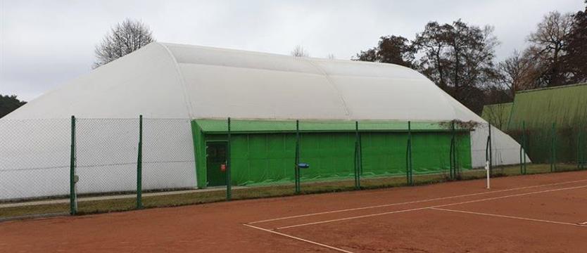 Złotówka plus VAT za teren kortów. Kontrowersyjna dzierżawa