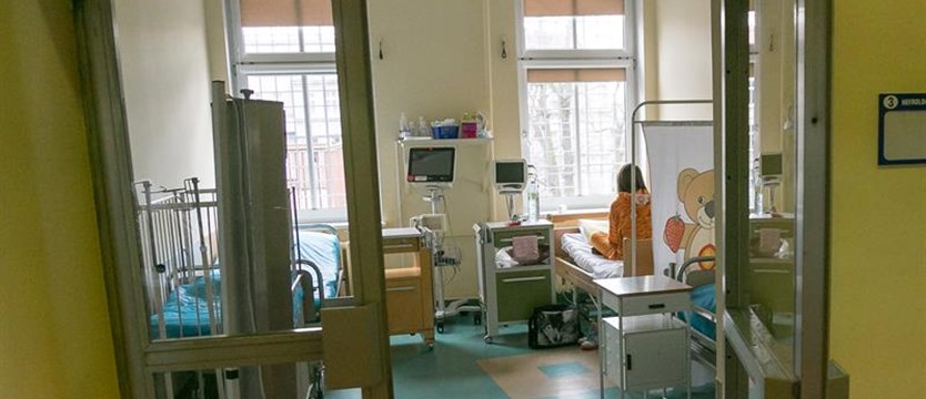 Rodzice już nie płacą za czuwanie przy szpitalnym łóżku dziecka. Koszty ma pokryć NFZ