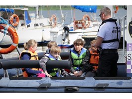 Młodzi żeglarze na zajęciach ze strażnikami z Referatu Wodnego