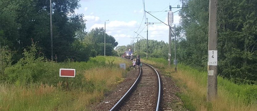 Nie żyje mężczyzna, który w Szczecinku wtargnął pod pociąg, ruch kolejowy wstrzymany