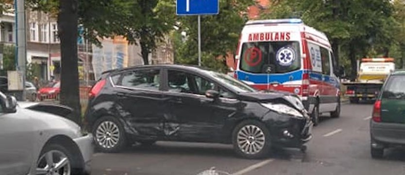 Wypadek w al. Piastów. Zablokowany jeden pas