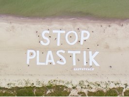Greenpeace ułożył na plaży ogromny napis: „Stop plastik”