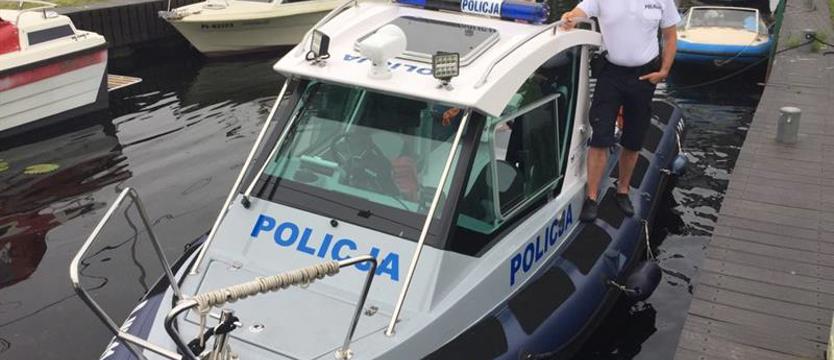 Dryfowali rowerem wodnym na środku zalewu