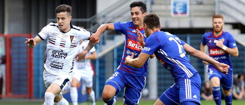 Piłka nożna. Bezbramkowy remis z mistrzem [GALERIA]