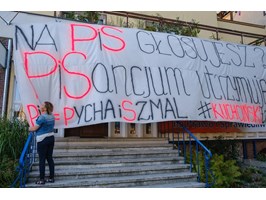 Wielki baner na siedzibie szczecińskiego PiS