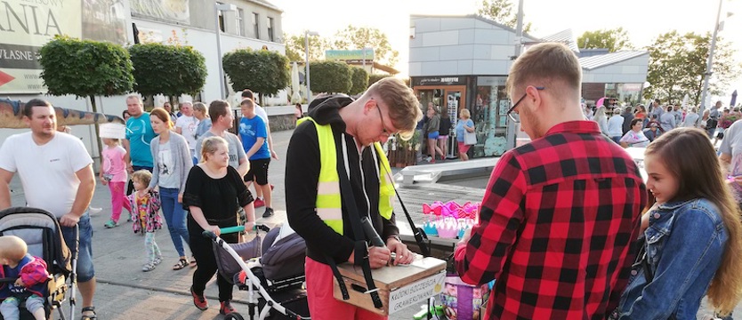 Wieczór na rewalskiej promenadzie
