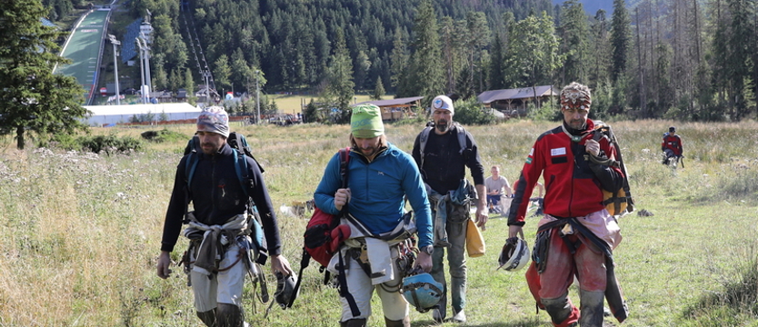 Ratownicy górniczy z kamerą wideoendoskopową w akcji w Jaskini Wielkiej Śnieżnej