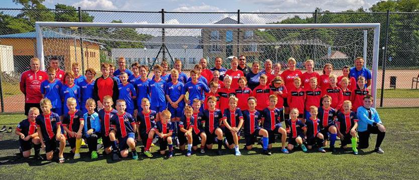 Młodzi piłkarze Energetyka trenują nad morzem