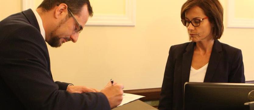 Piotr Słomski walczy o poparcie. Podpisał deklarację