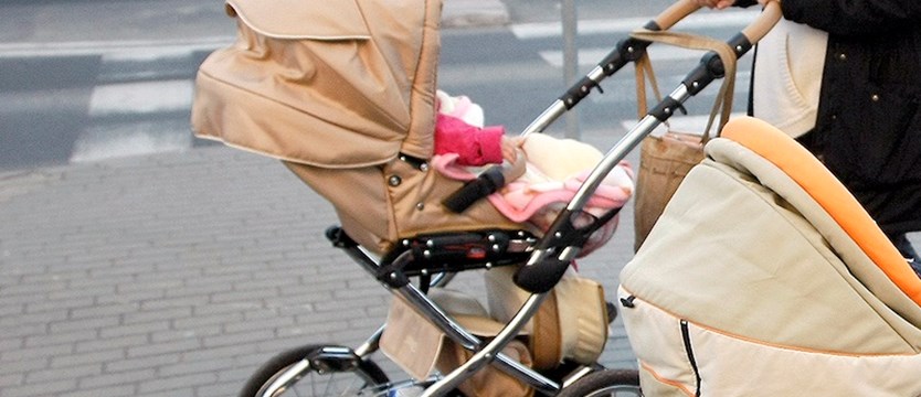 Pięć tysięcy złotych mandatu za spacer z dzieckiem po chodniku