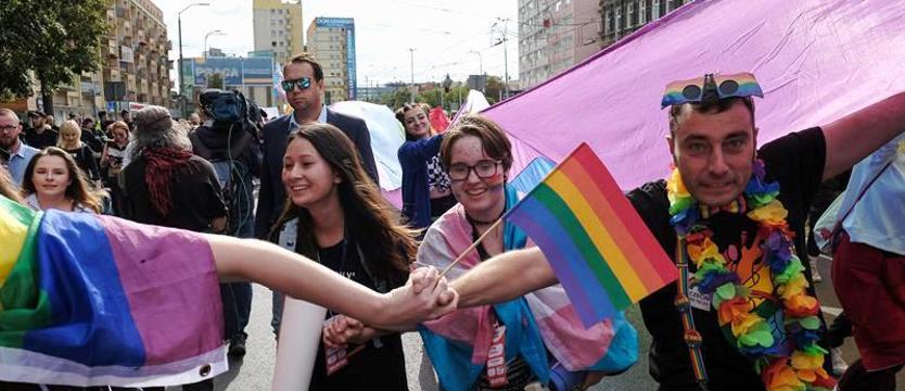 Tęczowy korowód na ulicach Szczecina. Przeszedł II Marsz Równości