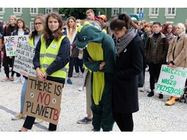 „Spłoniemy w imię zysku” – Młodzieżowy Strajk Klimatyczny