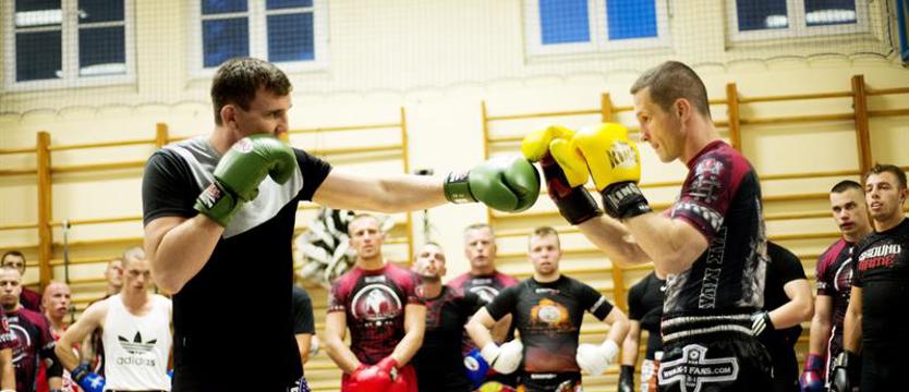 Sporty walki. Raz w wątrobę, raz kolanem ...