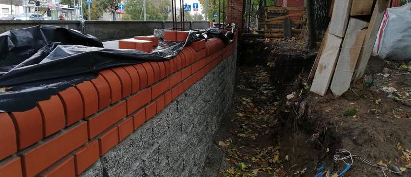 Nekropolia za (nie)pełnym murem