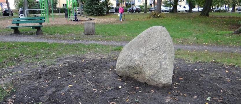 Głaz pamięci w miejscu grobowca sprzed wieku